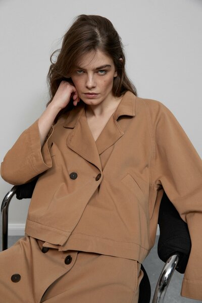 Closed cropped trench jacket